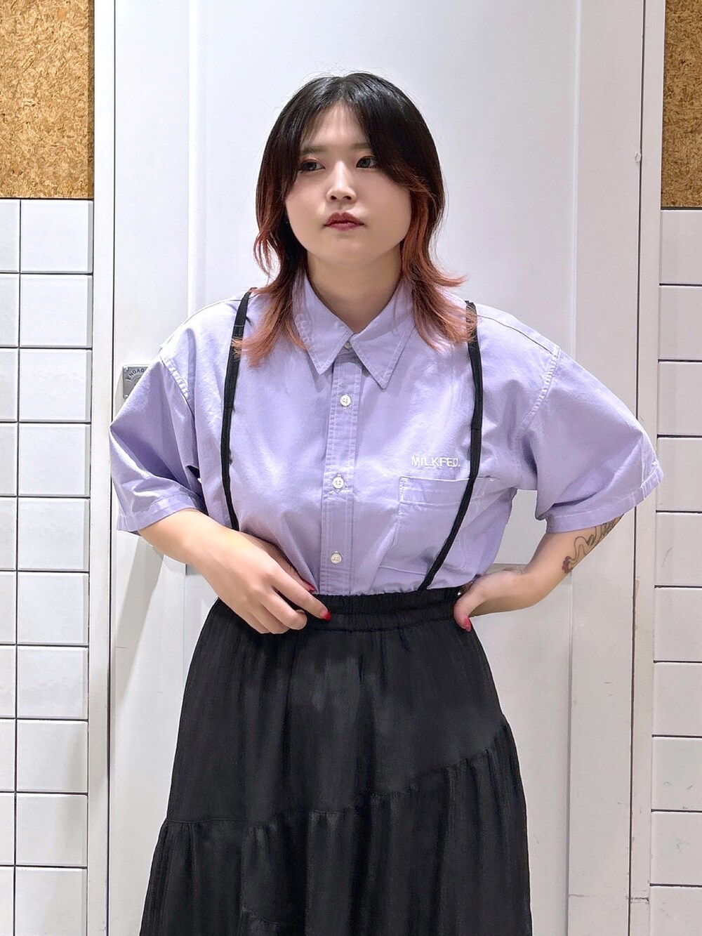 パープル系のシャツ/ブラウス、ブラック系のスカート、ブラウン系のボストンバッグを着用したレディースの夏コーディネートの3枚目の写真