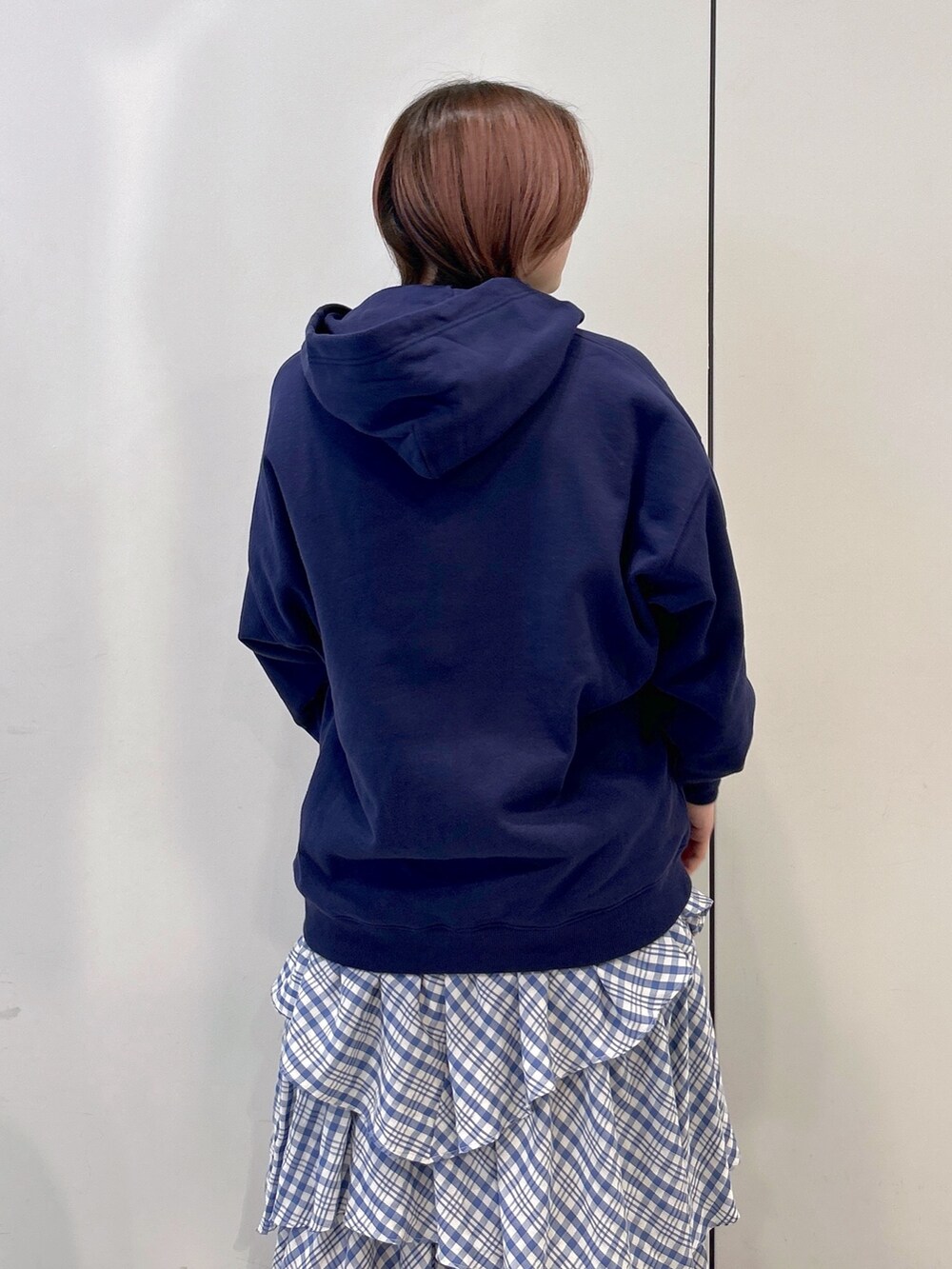 ブルー系のパーカー、ブルー系のスカート、ホワイト系のTシャツ/カットソーを着用したレディースの冬コーディネートの7枚目の写真