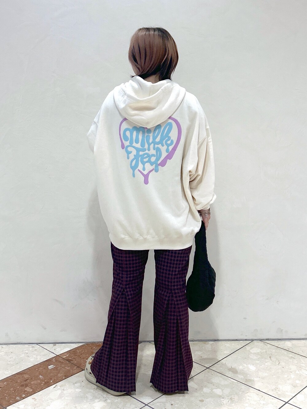 ホワイト系のパーカー、グレー系のTシャツ/カットソー、ブラック系のハンドバッグを着用したレディースの夏コーディネートの5枚目の写真