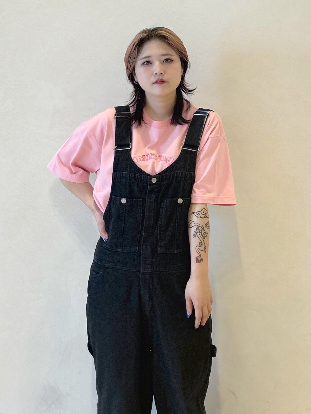 ピンク系のTシャツ/カットソー、ブラック系のショルダーバッグ、ブラック系のサロペット/オーバーオールを着用したレディースの夏コーディネートの6枚目の写真