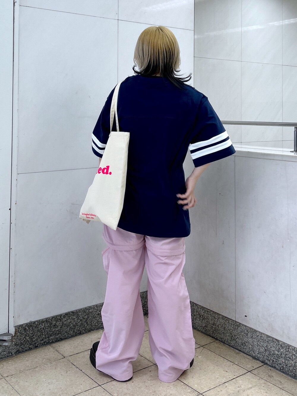 ブルー系のTシャツ/カットソー、ピンク系のその他パンツ、ホワイト系のトートバッグを着用したレディースの春コーディネートの5枚目の写真