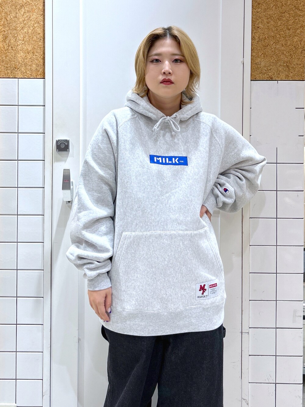 グレー系のパーカー、ブラック系のサロペット/オーバーオール、ベージュ系のスニーカーを着用したレディースの秋コーディネートの5枚目の写真