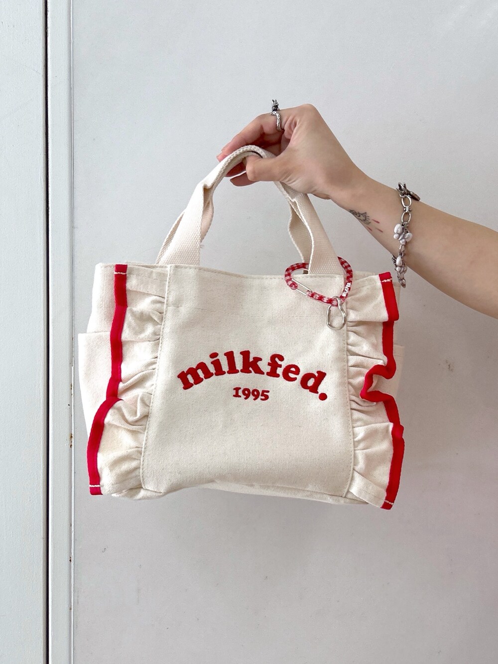 ピンク系のTシャツ/カットソー、ブルー系のその他パンツ、ベージュ系のサンダルを着用したレディースの夏コーディネートの6枚目の写真