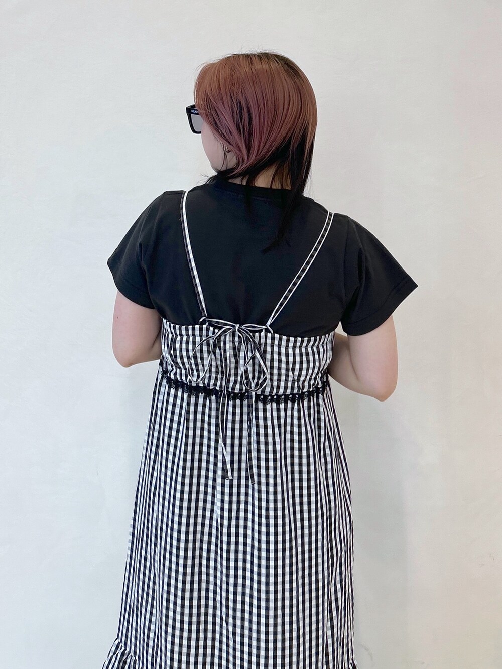 グレー系のTシャツ/カットソー、ブラック系のワンピース、ブラック系のショルダーバッグを着用したレディースの夏コーディネートの6枚目の写真