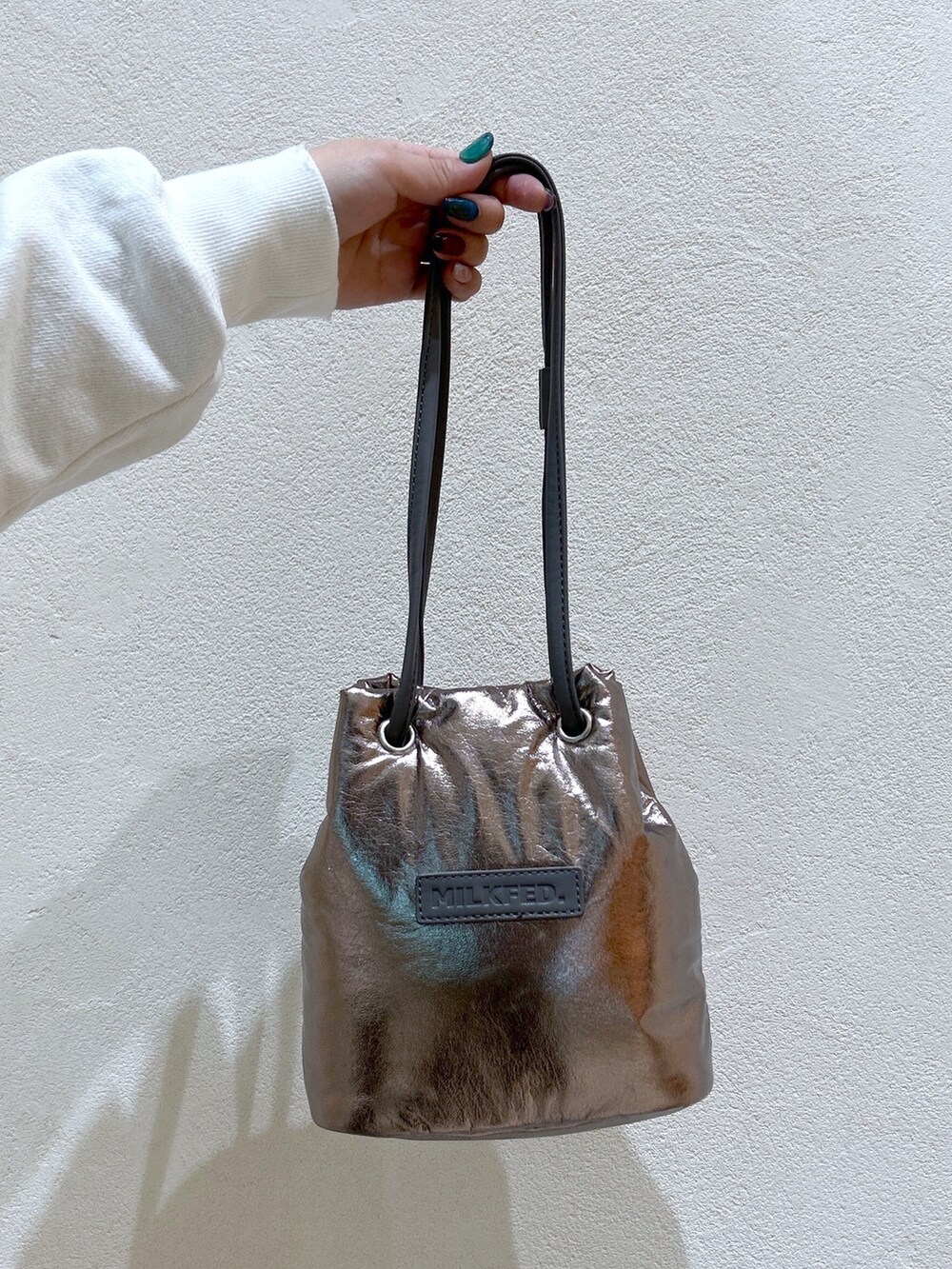 ブラック系のカーゴパンツ、シルバー系のショルダーバッグ、ブラック系のブーツを着用したレディースの冬コーディネートの5枚目の写真