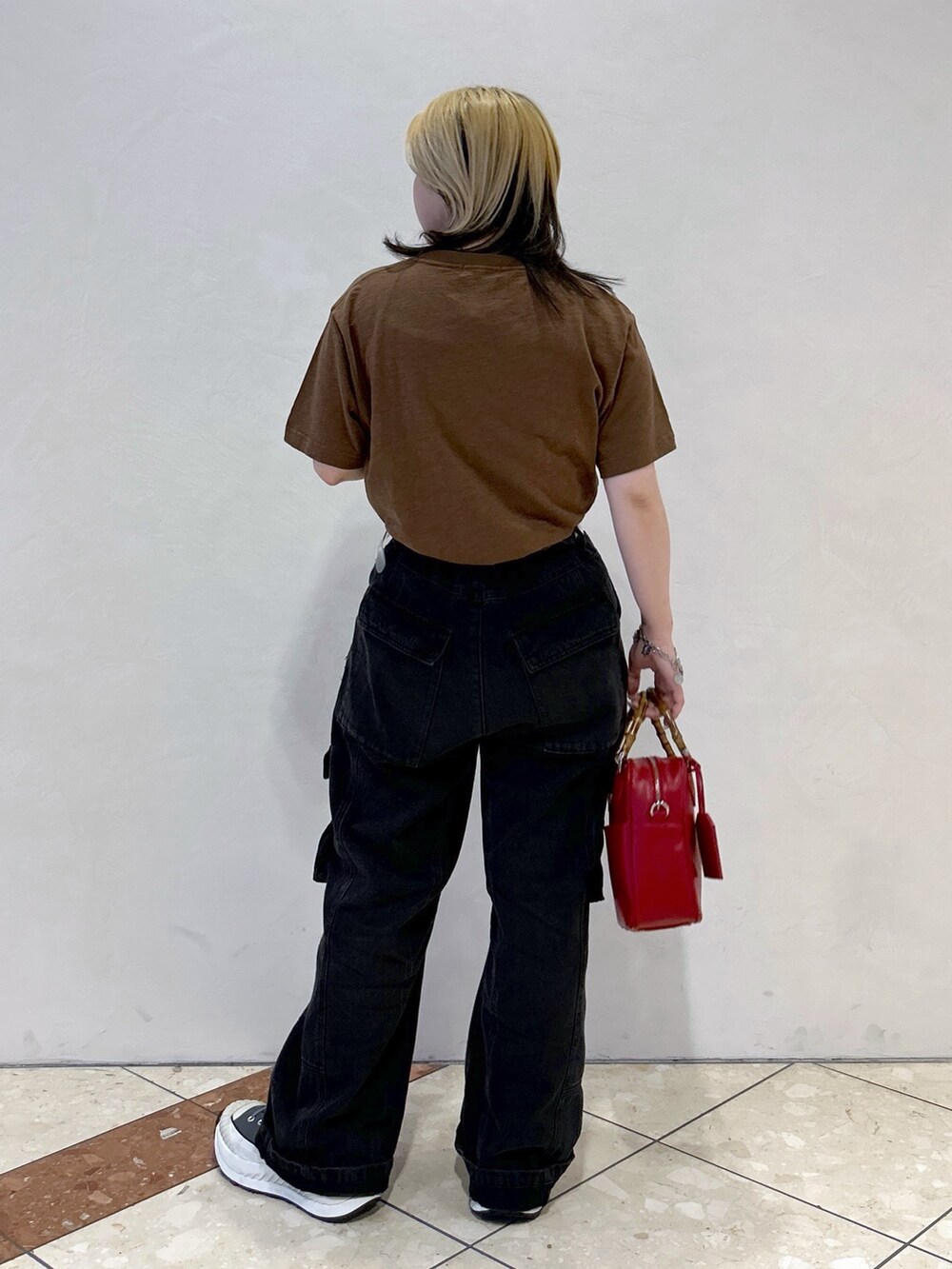 ブラウン系のTシャツ/カットソー、ブラック系のカーゴパンツ、レッド系のショルダーバッグを着用したレディースの春コーディネートの3枚目の写真
