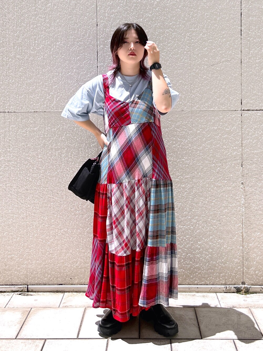 ブルー系のTシャツ/カットソー、レッド系のワンピース、ブラック系のショルダーバッグを着用したレディースの夏コーディネートの2枚目の写真