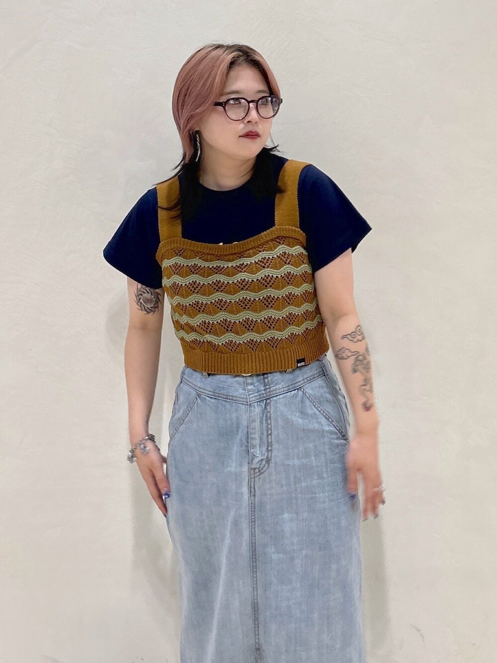 ブラウン系のキャミソール、ブルー系のTシャツ/カットソー、ブルー系のデニムスカートを着用したレディースの夏コーディネートの4枚目の写真