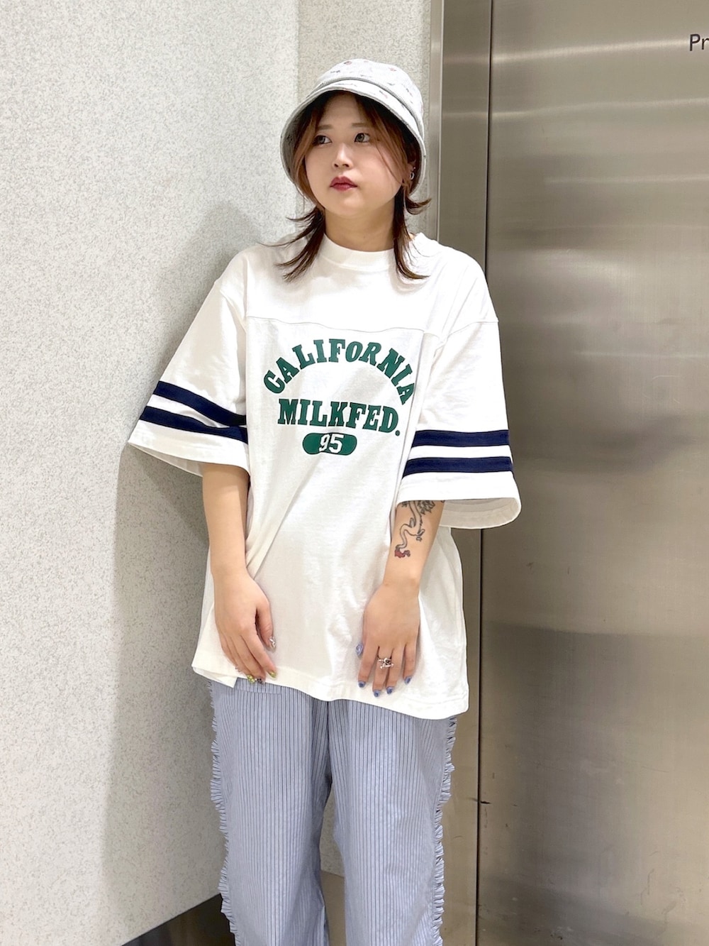 ブルー系のメッセンジャーバッグ、ホワイト系のTシャツ/カットソー、ブルー系のその他パンツを着用したレディースの春コーディネートの5枚目の写真