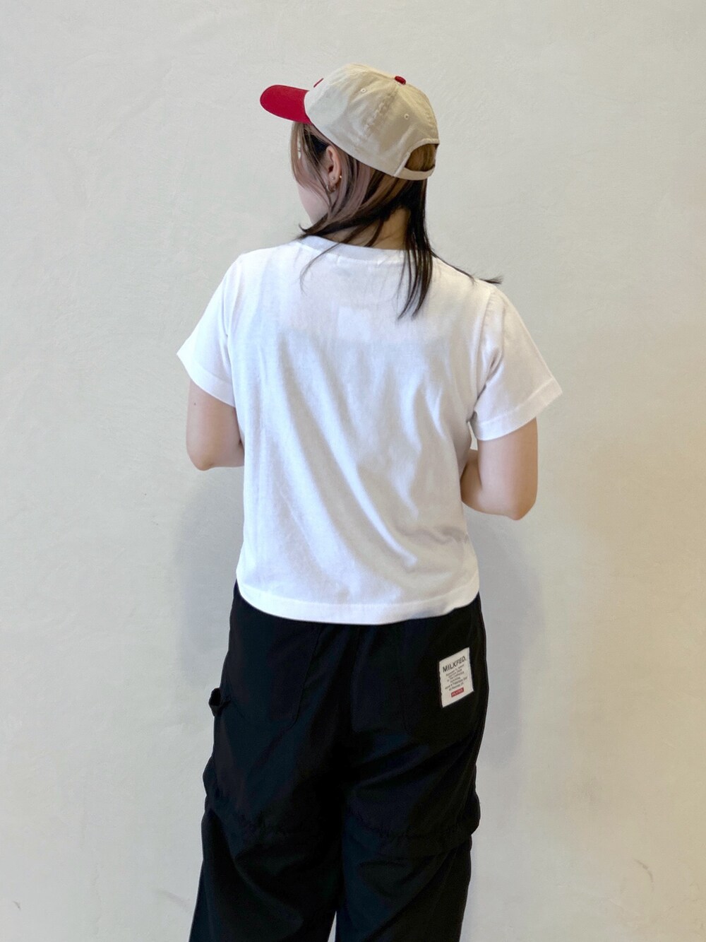 ブラック系のその他パンツ、レッド系のショルダーバッグ、ホワイト系のTシャツ/カットソーを着用したレディースの夏コーディネートの7枚目の写真