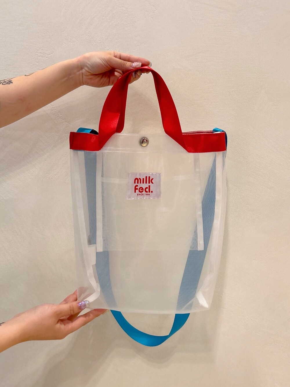 グリーン系のTシャツ/カットソー、ブラック系のカーゴパンツ、ホワイト系のショルダーバッグを着用したレディースの春コーディネートの7枚目の写真