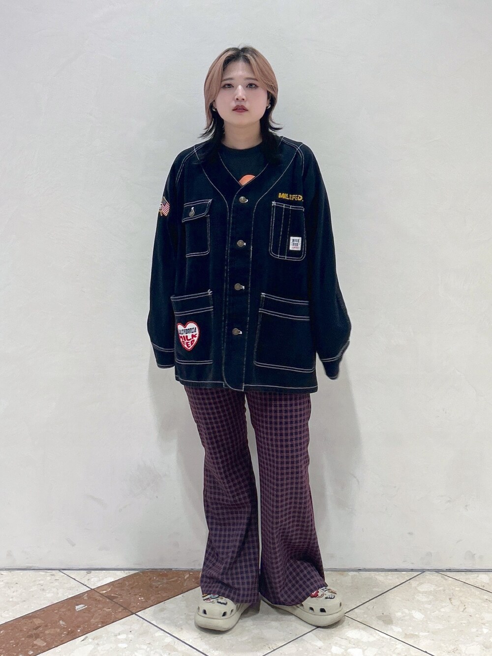 ブルー系のその他パンツ、ベージュ系のサンダル、グレー系のTシャツ/カットソーを着用したレディースの夏コーディネートの3枚目の写真