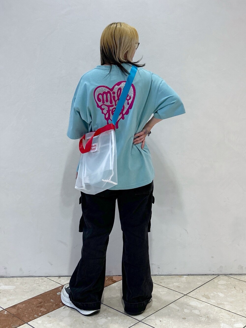 グリーン系のTシャツ/カットソー、ブラック系のカーゴパンツ、ホワイト系のショルダーバッグを着用したレディースの春コーディネートの4枚目の写真