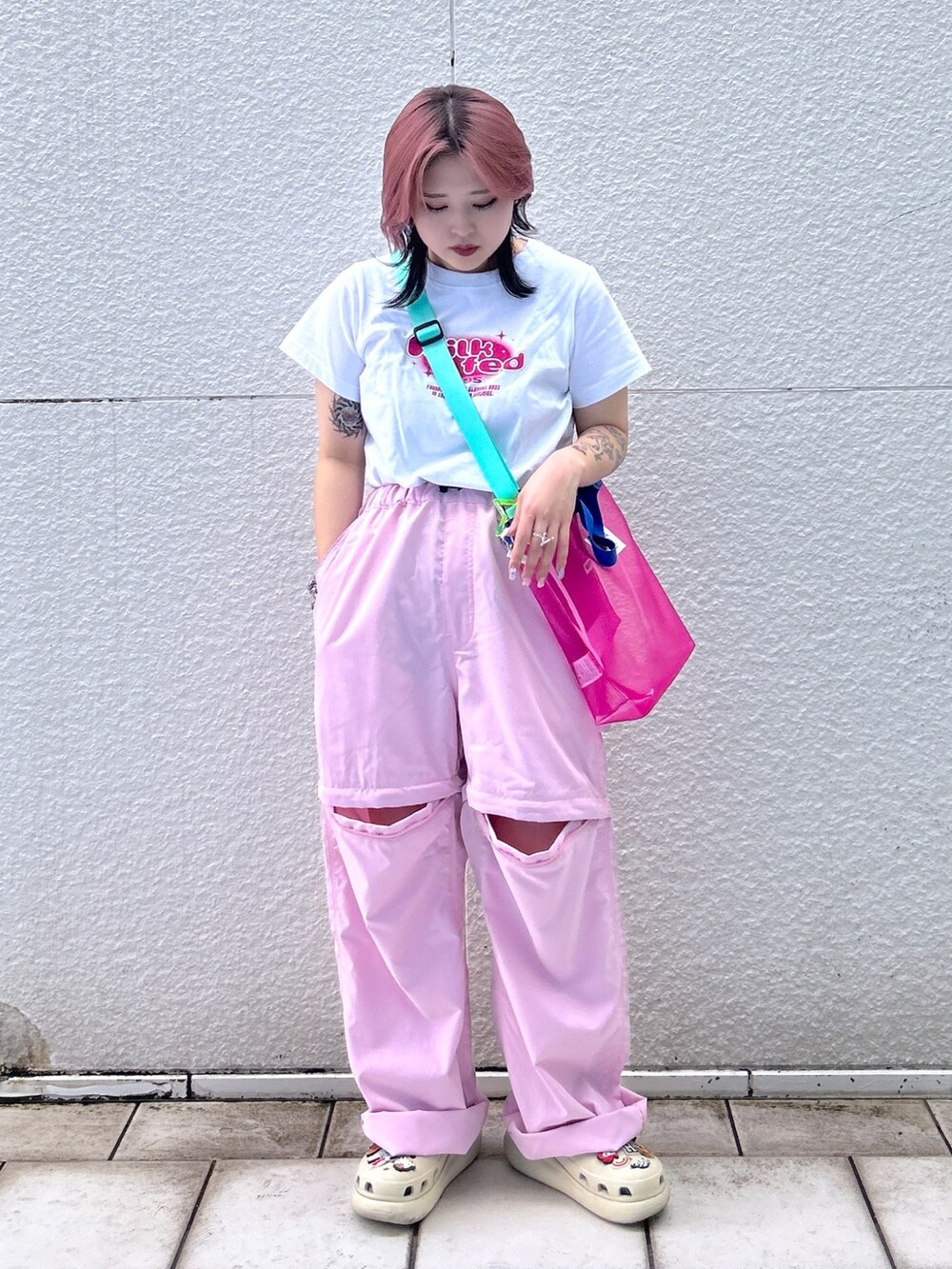 ホワイト系のTシャツ/カットソー、ピンク系のショルダーバッグ、ピンク系のその他パンツを着用したレディースの夏コーディネートの3枚目の写真