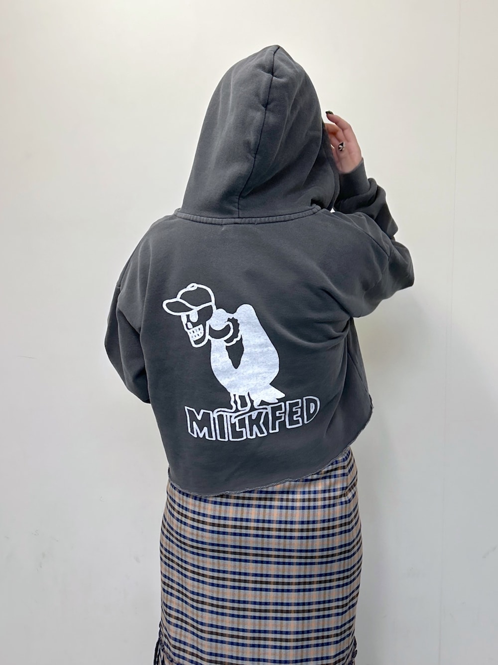 グリーン系のその他トップス、グレー系のパーカー、パープル系のショルダーバッグを着用したレディースの冬コーディネートの4枚目の写真