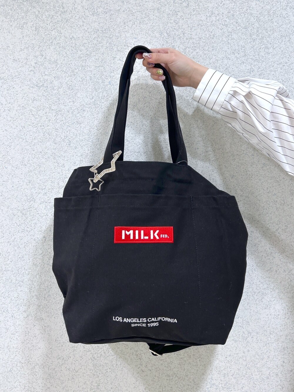 ホワイト系のシャツ/ブラウス、その他のトートバッグ、ブラック系のデニムパンツを着用したレディースの春コーディネートの7枚目の写真