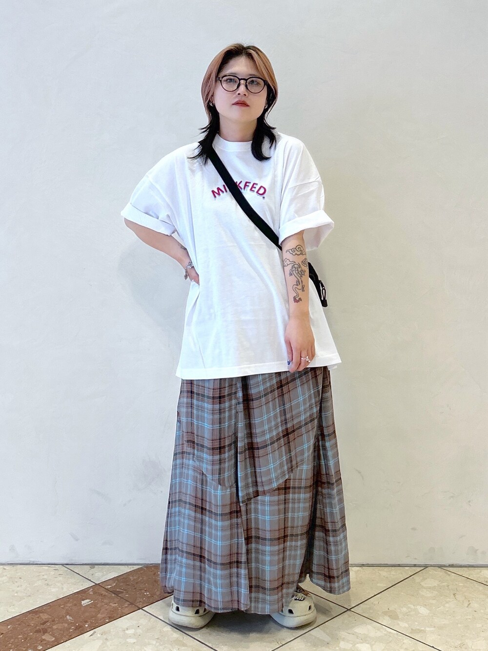 ブルー系のワンピース、ピンク系のショルダーバッグ、ベージュ系のサンダルを着用したレディースの夏コーディネートの3枚目の写真