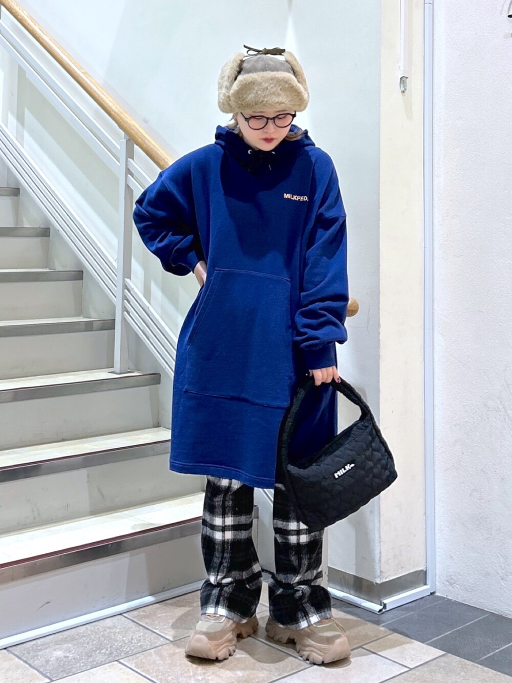 ブルー系のワンピース、ブラック系のその他パンツ、ブラック系のハンドバッグを着用したレディースの秋コーディネートの2枚目の写真