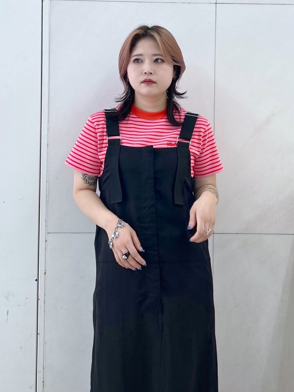 レッド系のTシャツ/カットソー、ブラック系のワンピース、レッド系のショルダーバッグを着用したレディースの夏コーディネートの4枚目の写真