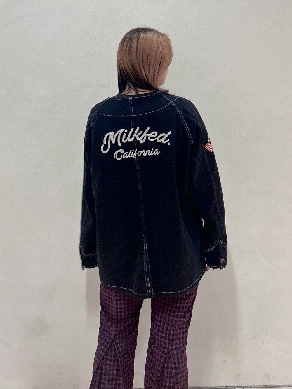 ブルー系のその他パンツ、ベージュ系のサンダル、グレー系のTシャツ/カットソーを着用したレディースの夏コーディネートの8枚目の写真