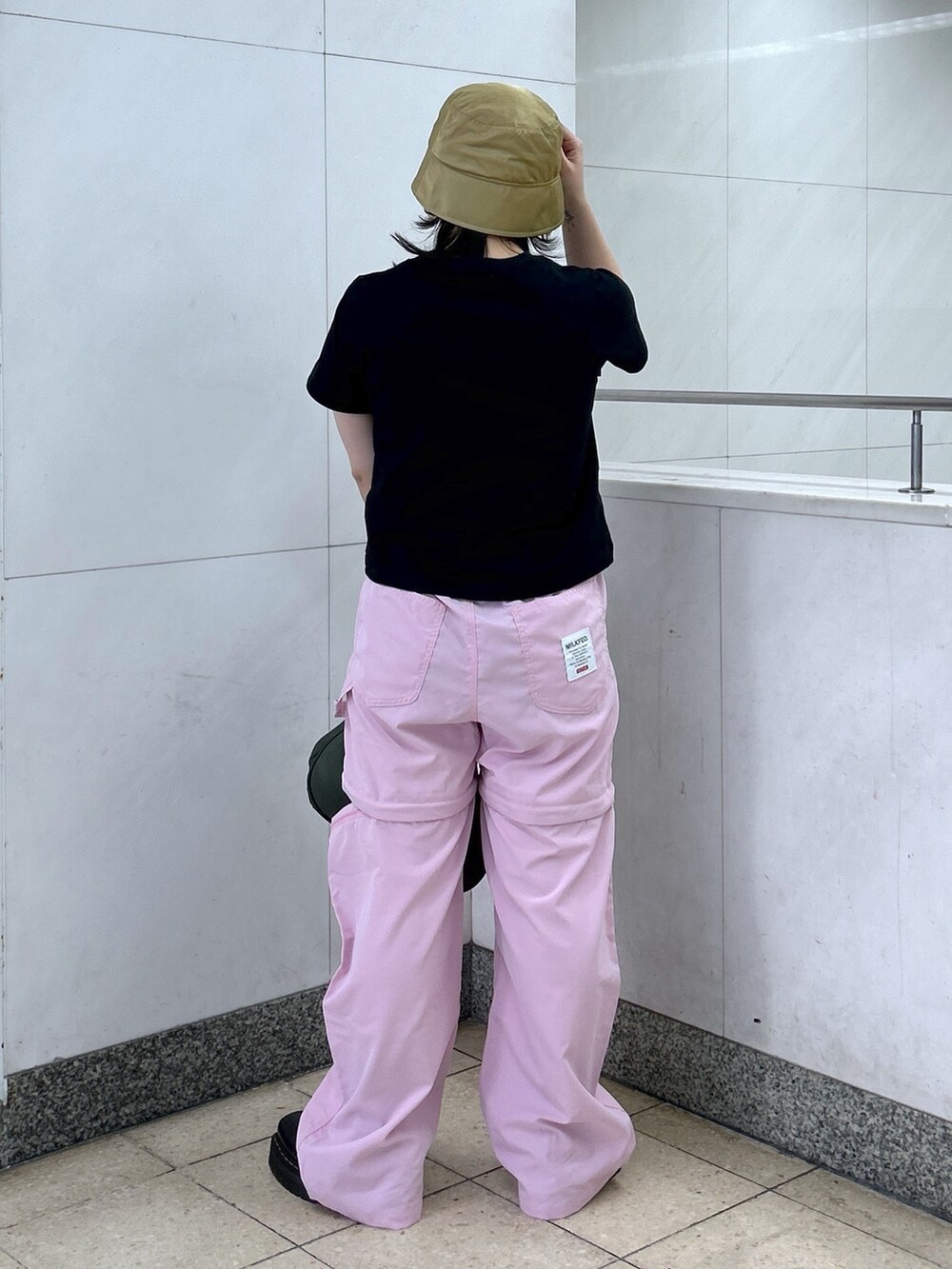 ブラック系のTシャツ/カットソー、ピンク系のその他パンツ、グリーン系のハンドバッグを着用したレディースの春コーディネートの3枚目の写真