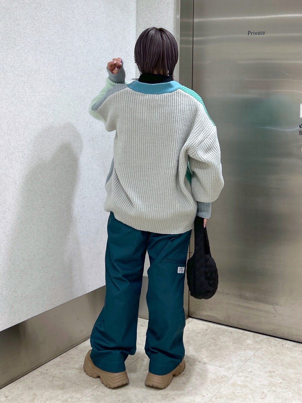 ブラック系のTシャツ/カットソー、グリーン系のカーディガン/ボレロ、グリーン系のその他パンツを着用したレディースの秋コーディネートの3枚目の写真