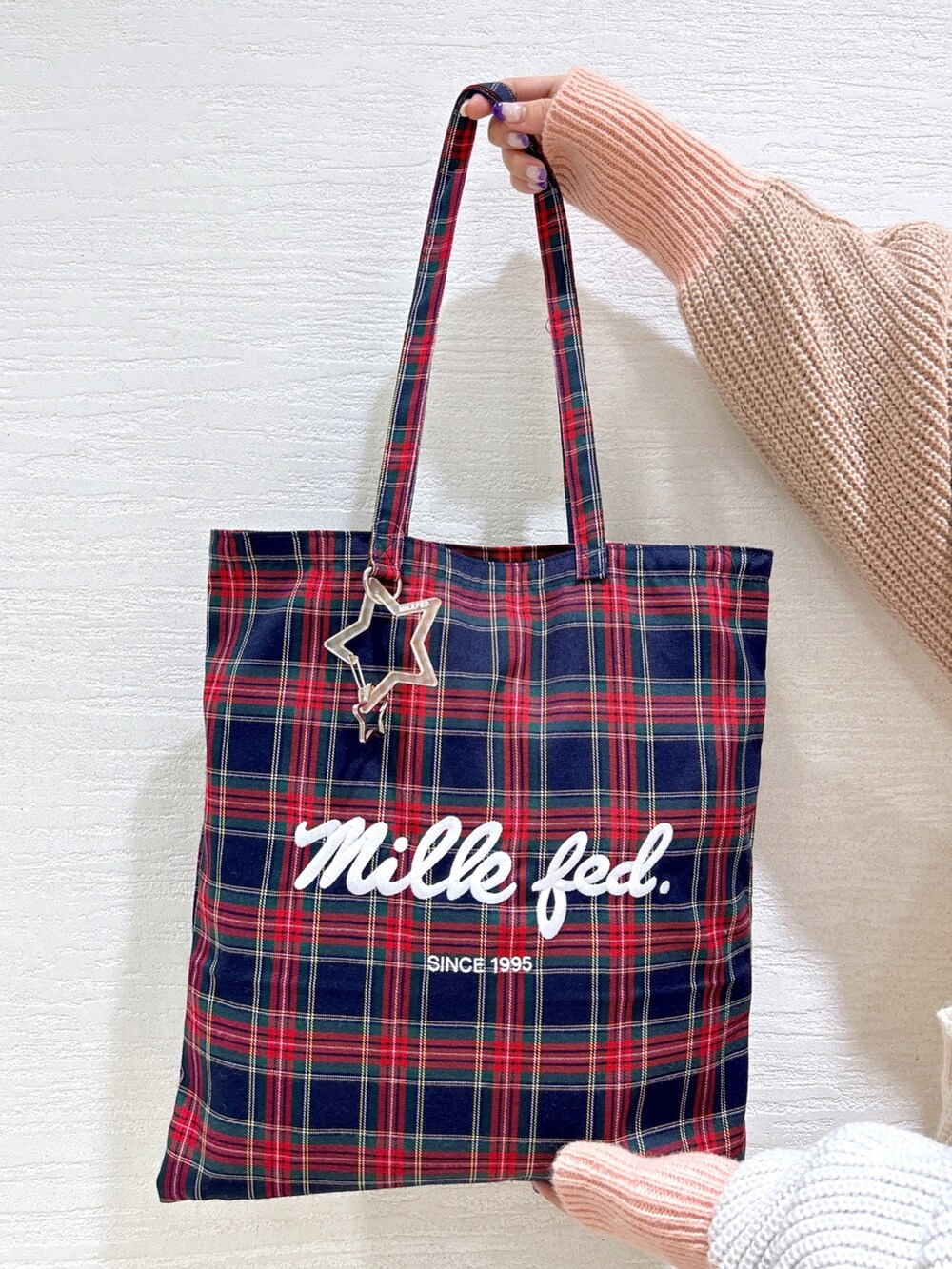 ピンク系のカーディガン/ボレロ、ブラウン系のTシャツ/カットソー、ブルー系のデニムパンツを着用したレディースの秋コーディネートの4枚目の写真