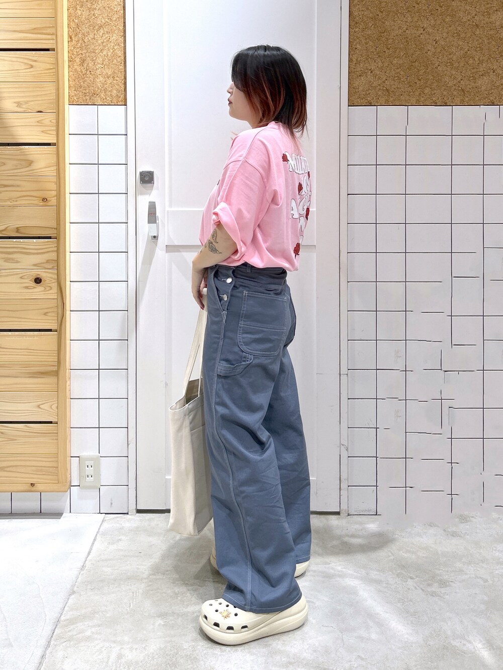 ピンク系のTシャツ/カットソー、グレー系のカーゴパンツ、レッド系のトートバッグを着用したレディースの夏コーディネートの2枚目の写真