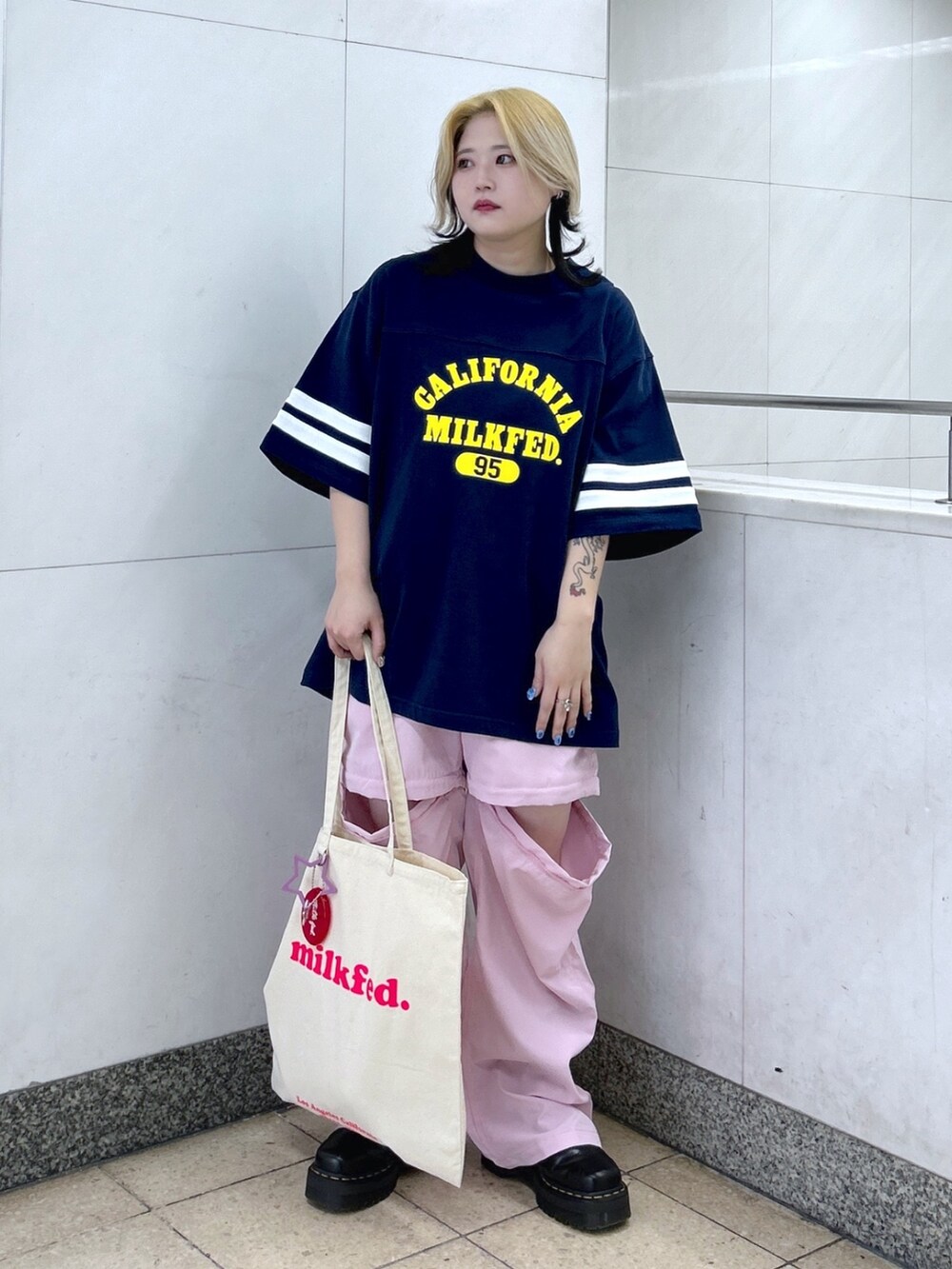 ブルー系のTシャツ/カットソー、ピンク系のその他パンツ、ホワイト系のトートバッグを着用したレディースの春コーディネートの2枚目の写真