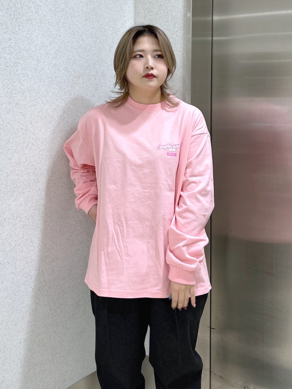 ピンク系のボディバッグ/ウエストポーチ、ピンク系のTシャツ/カットソー、ベージュ系のブルゾンを着用したレディースの冬コーディネートの7枚目の写真