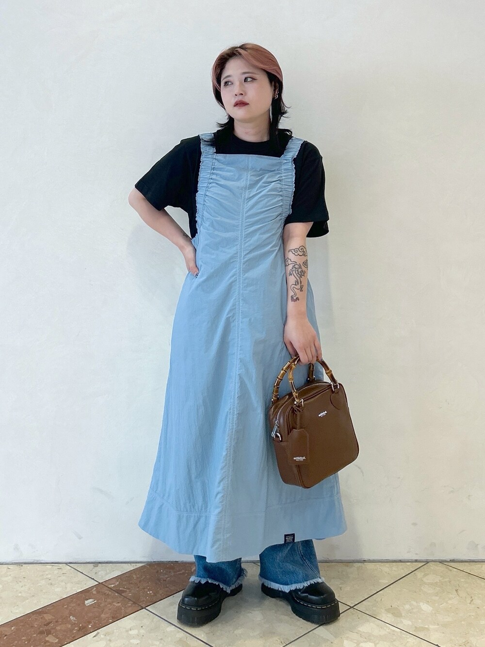 ブラック系のTシャツ/カットソー、ブルー系のワンピース、ブラウン系のショルダーバッグを着用したレディースの夏コーディネートの2枚目の写真