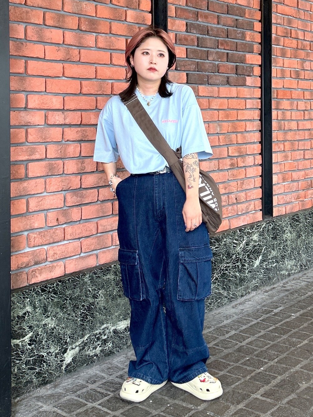 ブルー系のTシャツ/カットソー、ブルー系のカーゴパンツ、ブラウン系のショルダーバッグを着用したレディースの夏コーディネートの2枚目の写真