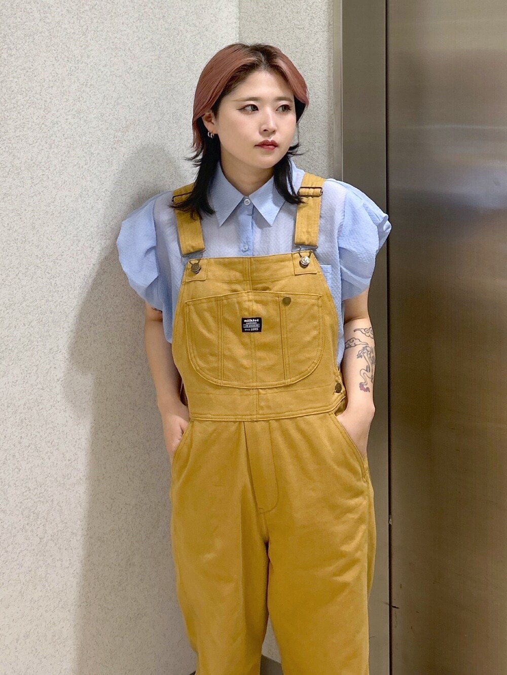 ブルー系のシャツ/ブラウス、ベージュ系のサロペット/オーバーオール、ブラック系のショルダーバッグを着用したレディースの夏コーディネートの5枚目の写真