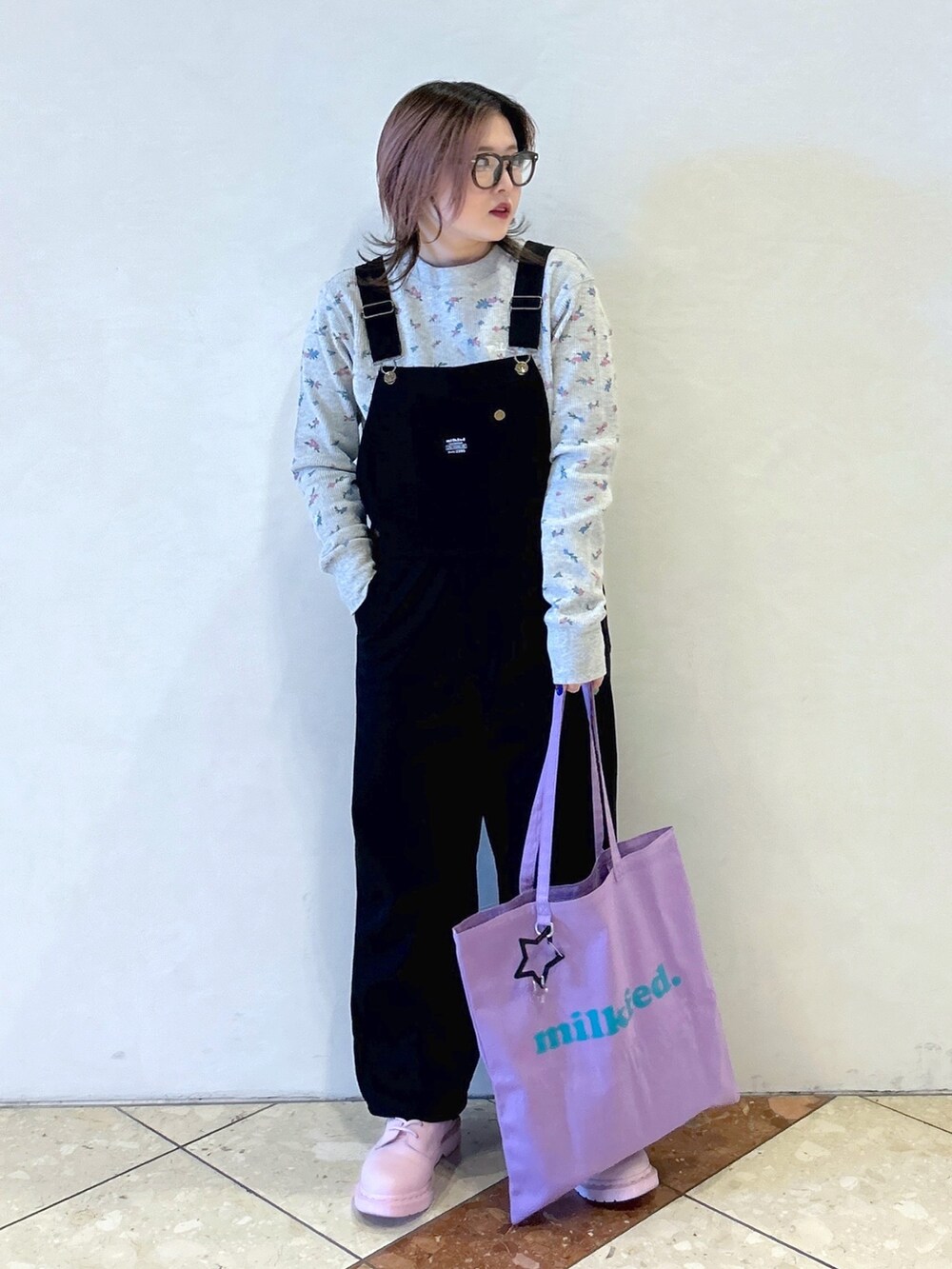 グレー系のTシャツ/カットソー、ブラック系のサロペット/オーバーオール、パープル系のトートバッグを着用したレディースの春コーディネートの4枚目の写真