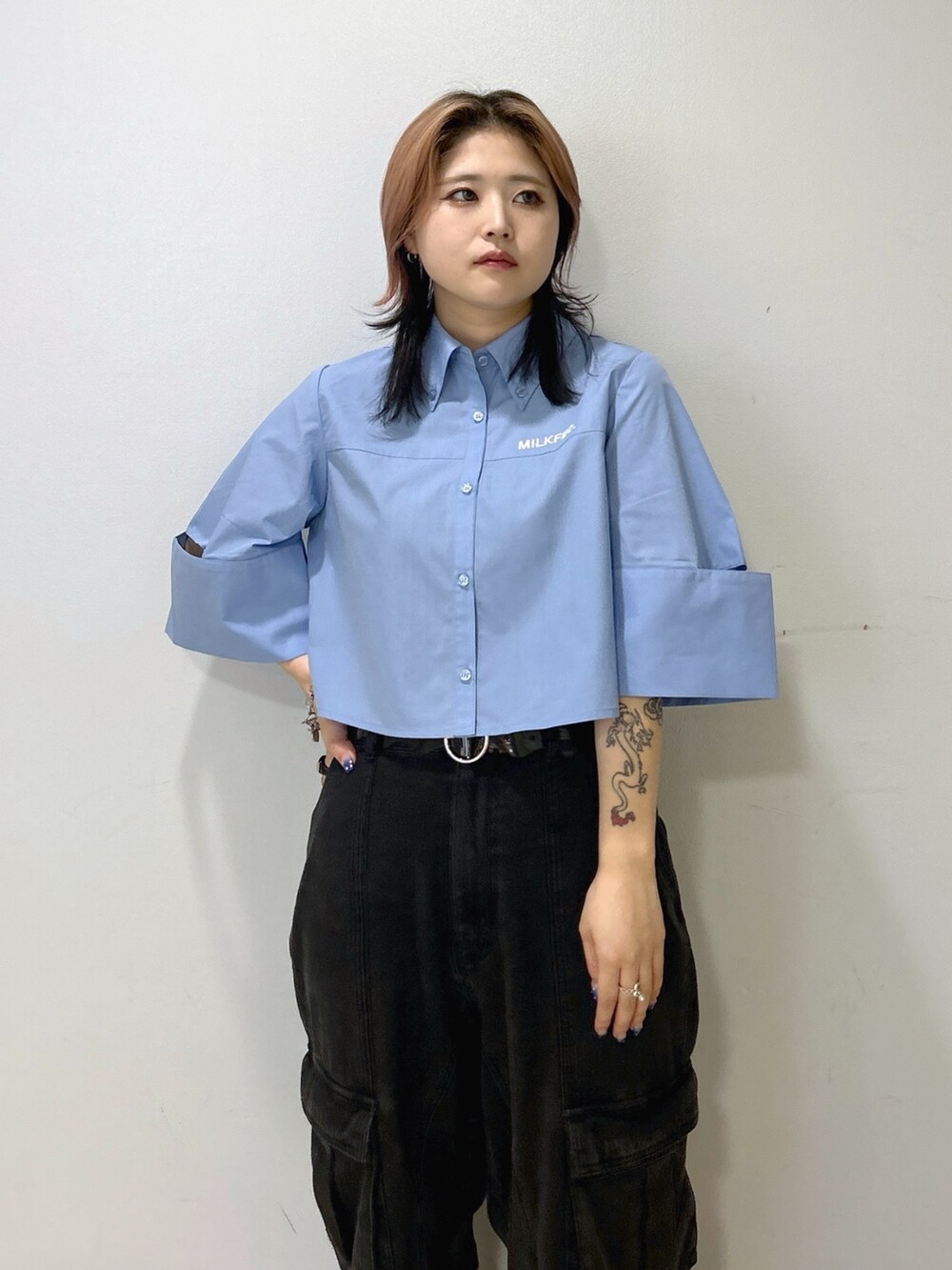 ブルー系のショルダーバッグ、ベージュ系のサンダル、ブルー系のシャツ/ブラウスを着用したレディースの夏コーディネートの7枚目の写真