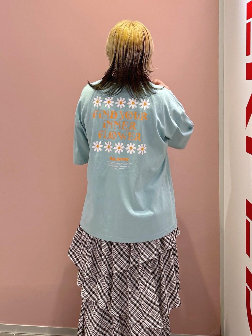 ブラック系のスカート、ブラック系のシャツ/ブラウス、グリーン系のTシャツ/カットソーを着用したレディースの春コーディネートの5枚目の写真