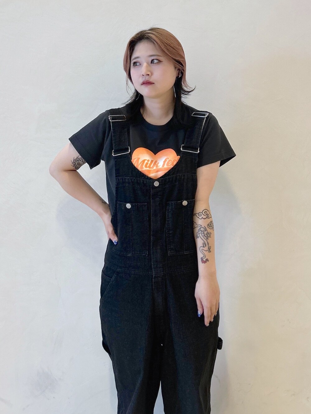 ブラック系のサロペット/オーバーオール、グレー系のTシャツ/カットソー、ベージュ系のサンダルを着用したレディースの夏コーディネートの5枚目の写真