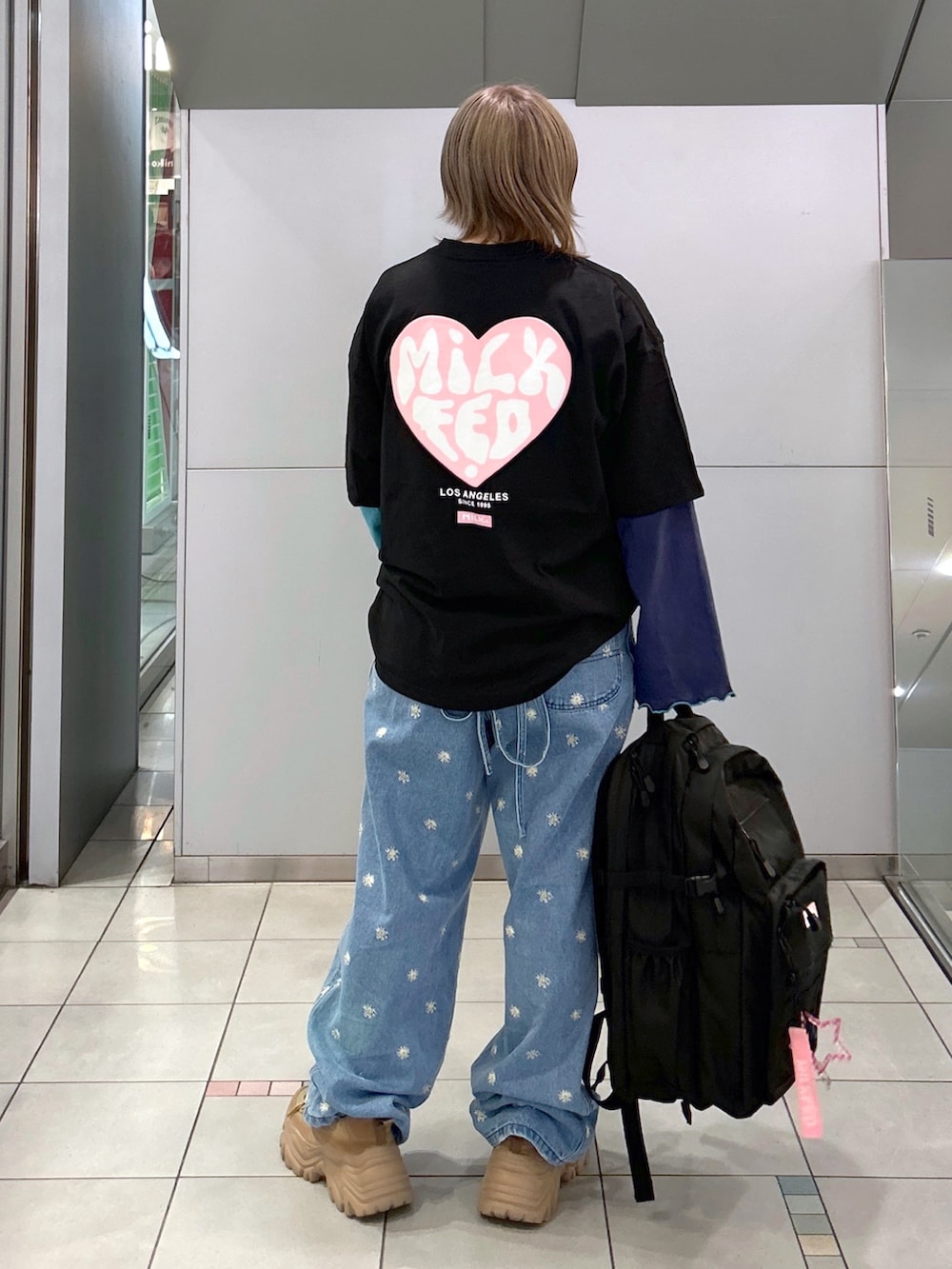 ブラック系のTシャツ/カットソー、ブルー系のTシャツ/カットソー、ピンク系のバックパック/リュックを着用したレディースの秋コーディネートの2枚目の写真