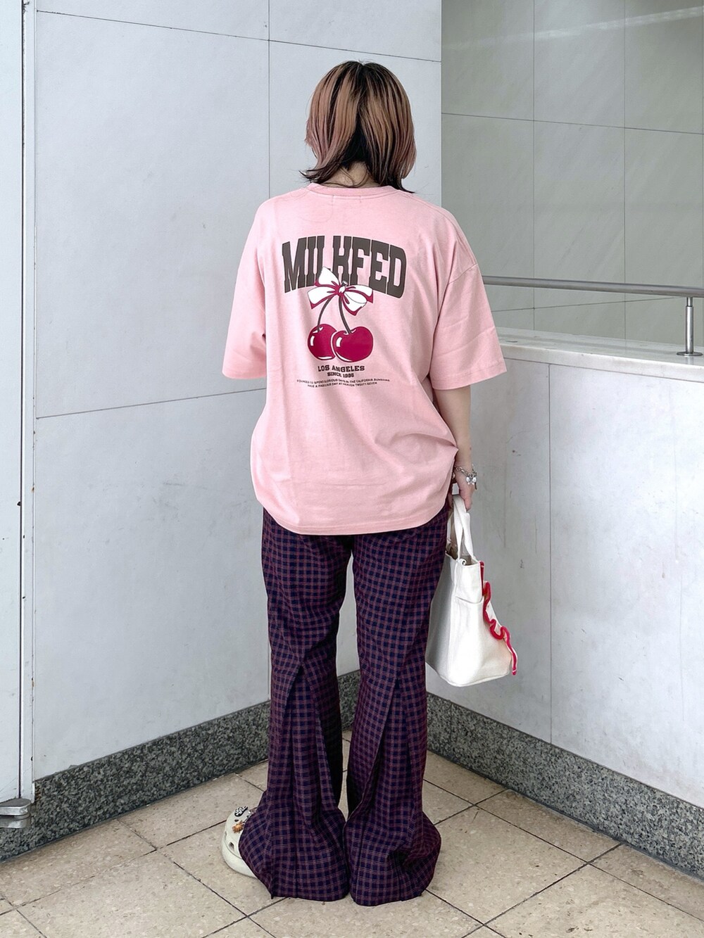 ピンク系のTシャツ/カットソー、ブルー系のその他パンツ、ベージュ系のサンダルを着用したレディースの夏コーディネートの3枚目の写真