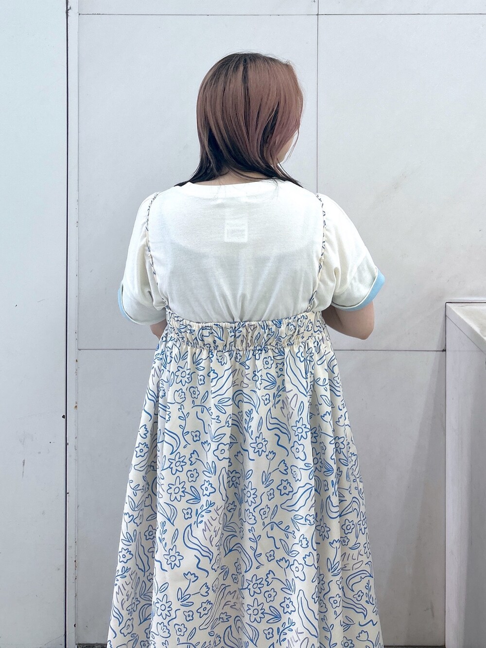 ホワイト系のワンピース、ブラック系のショルダーバッグ、ブラック系のブーツを着用したレディースの夏コーディネートの5枚目の写真