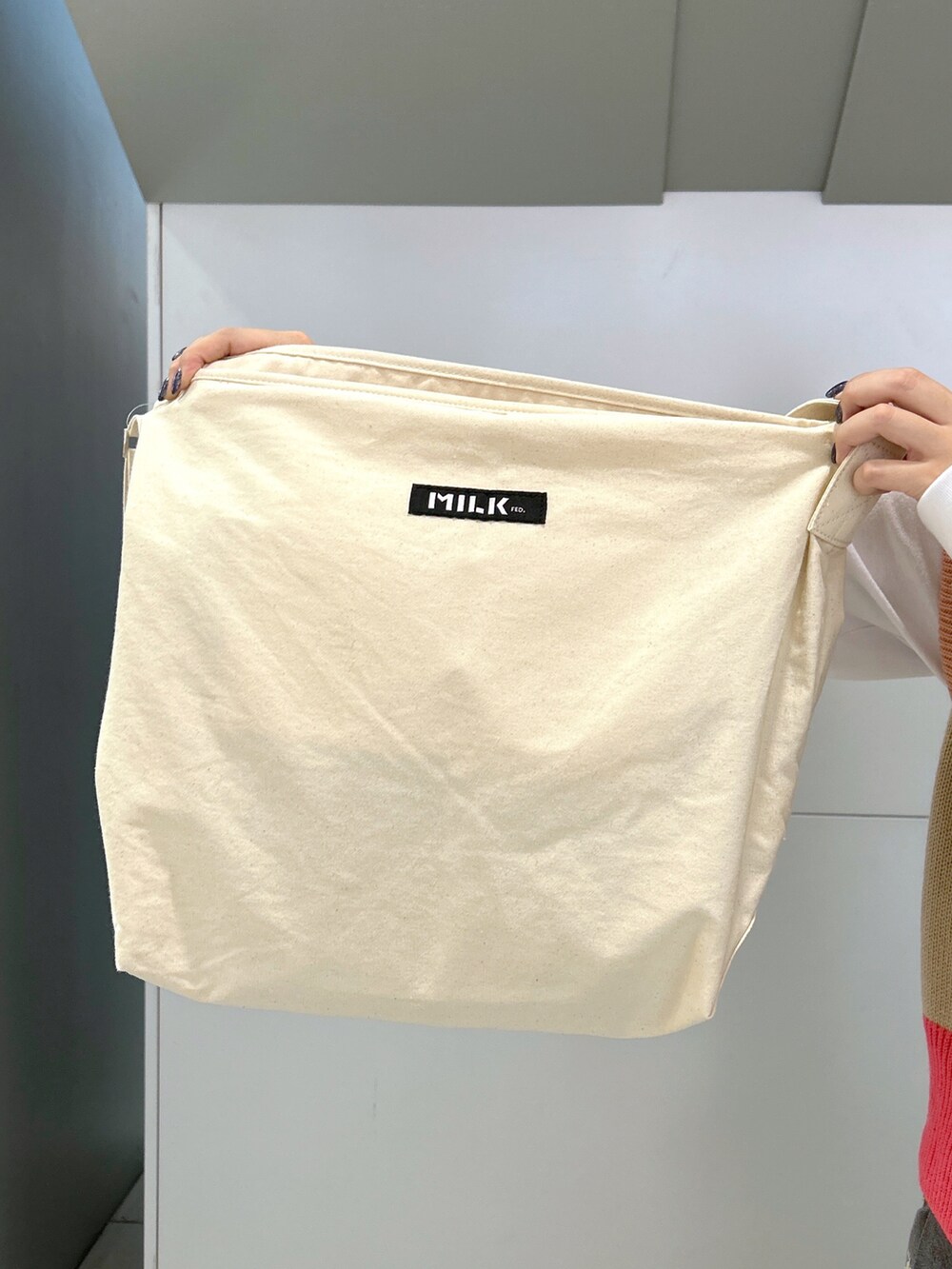 ベージュ系のベスト、ホワイト系のTシャツ/カットソー、ホワイト系のショルダーバッグを着用したレディースの秋コーディネートの5枚目の写真