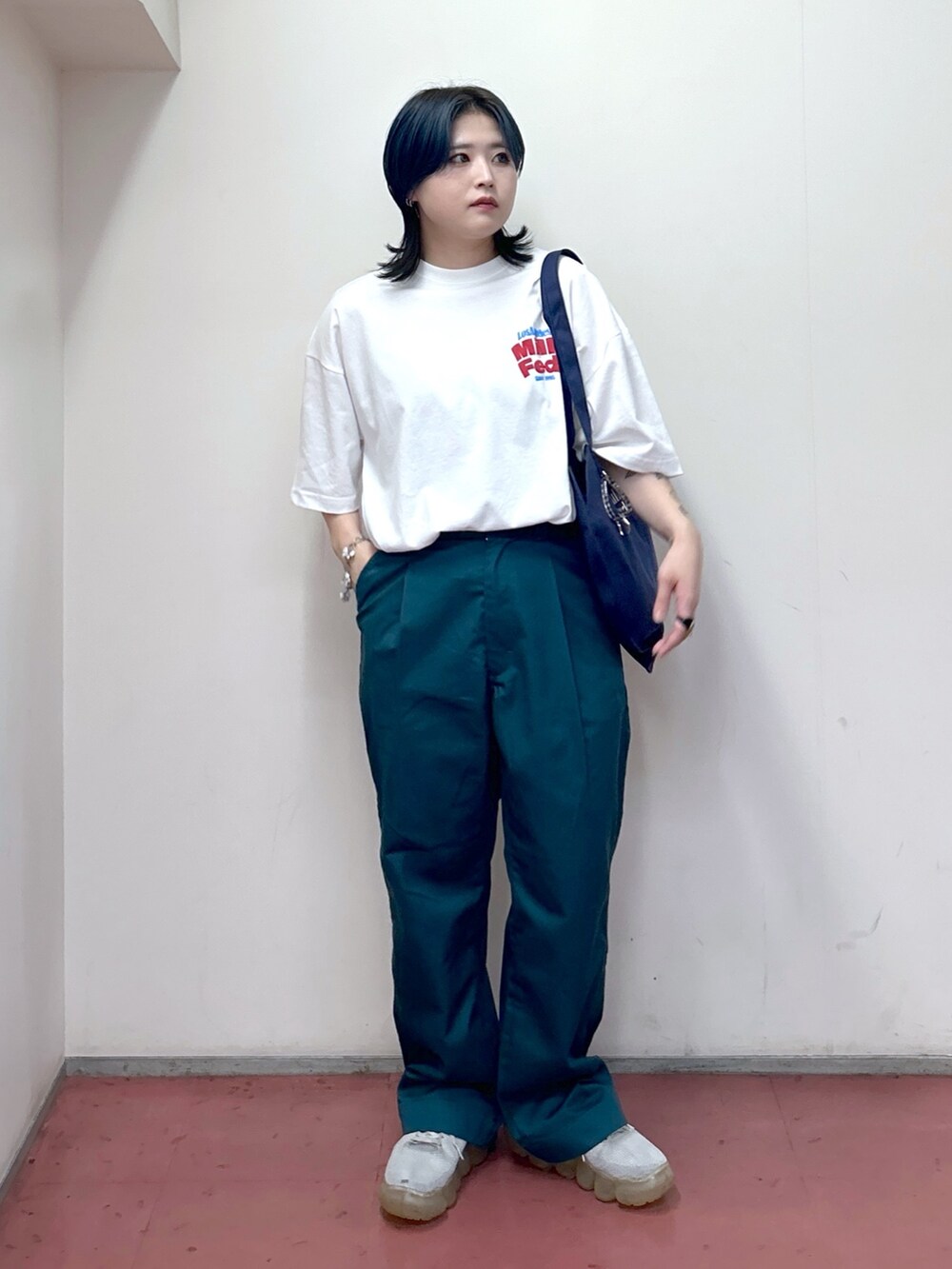 ホワイト系のTシャツ/カットソー、グリーン系のその他パンツ、ブルー系のトートバッグを着用したレディースの夏コーディネートの3枚目の写真