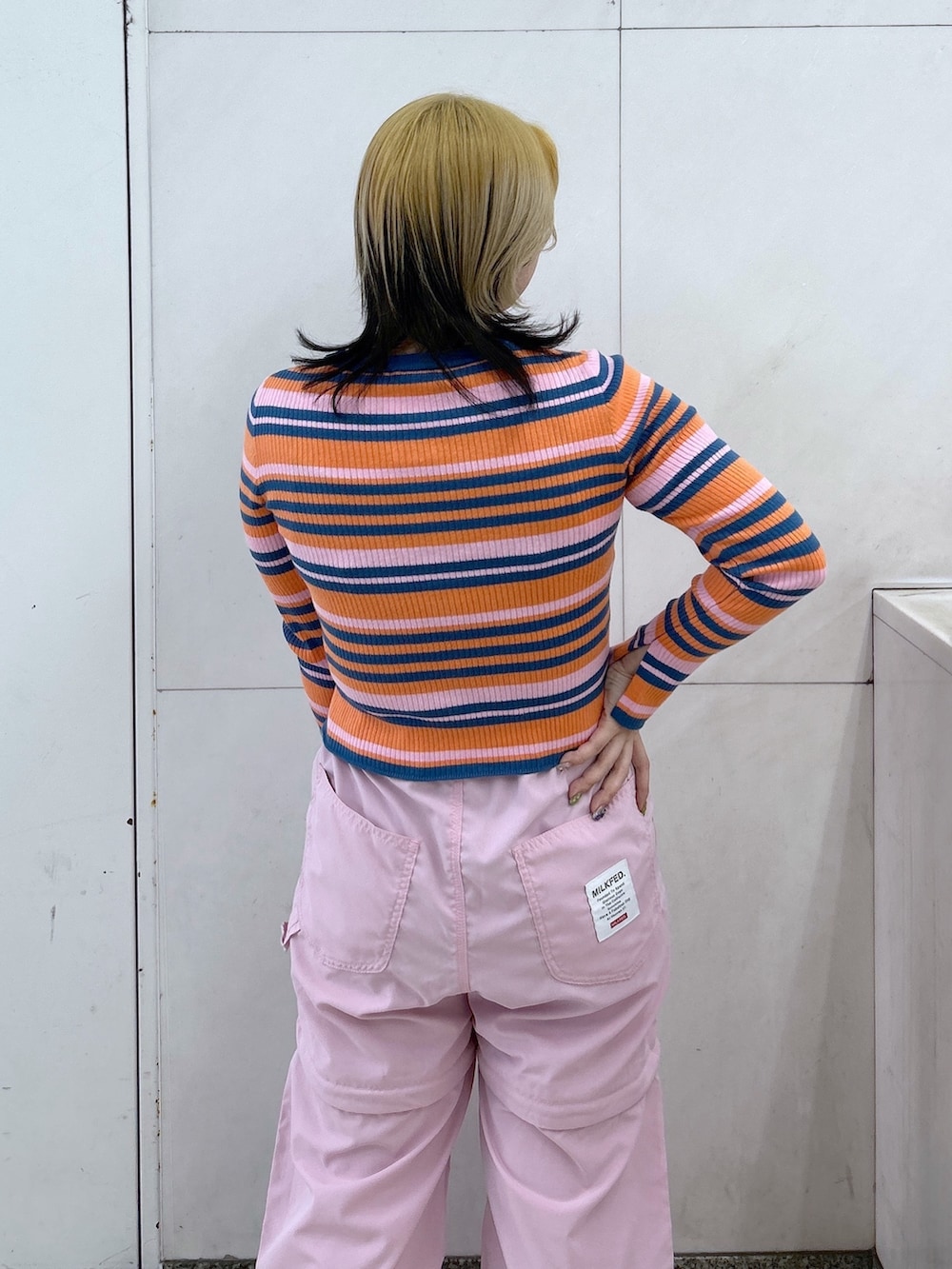 オレンジ系のカーディガン/ボレロ、ピンク系のその他パンツ、ブラック系のハンドバッグを着用したレディースの春コーディネートの7枚目の写真