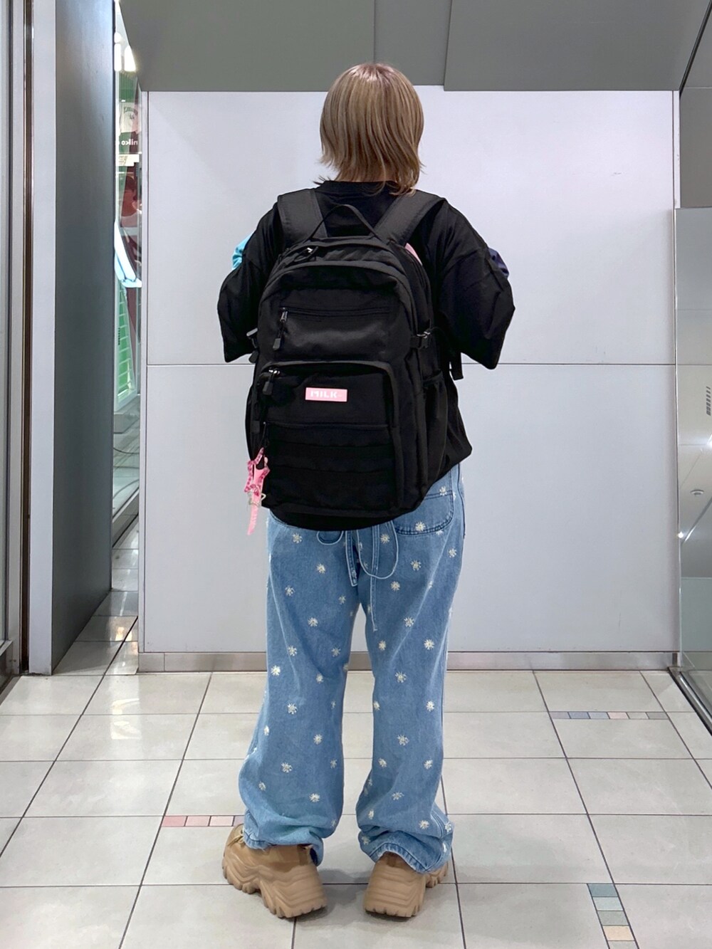 ブラック系のTシャツ/カットソー、ブルー系のTシャツ/カットソー、ピンク系のバックパック/リュックを着用したレディースの秋コーディネートの3枚目の写真