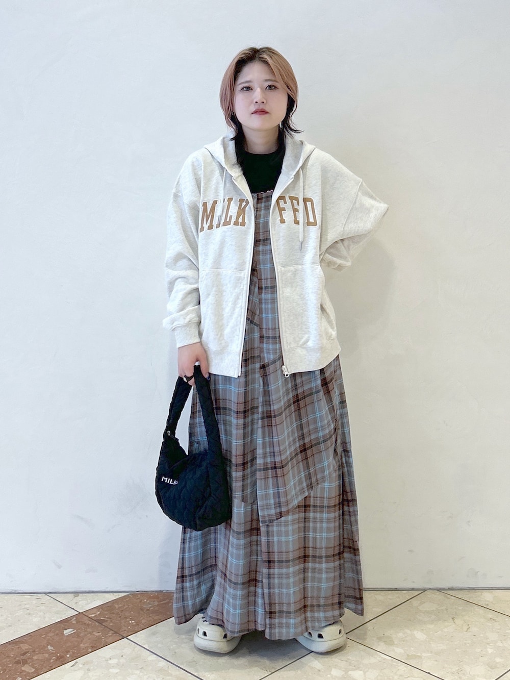 ブルー系のワンピース、ベージュ系のパーカー、ブラック系のTシャツ/カットソーを着用したレディースの夏コーディネートの2枚目の写真