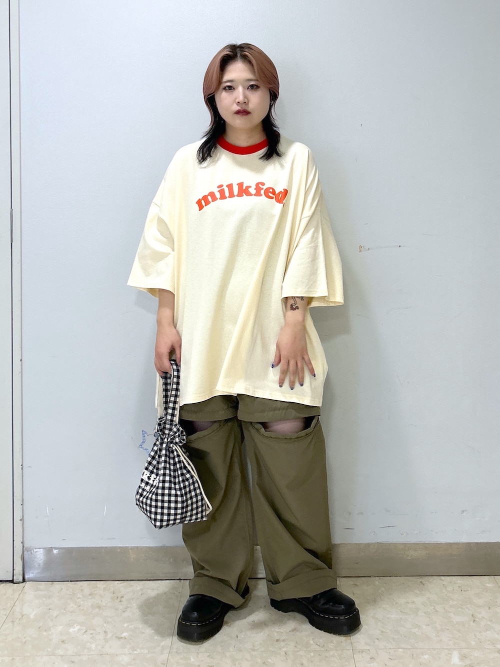 ホワイト系のTシャツ/カットソー、ブラック系のブーツ、グリーン系のその他パンツを着用したレディースの夏コーディネートの2枚目の写真