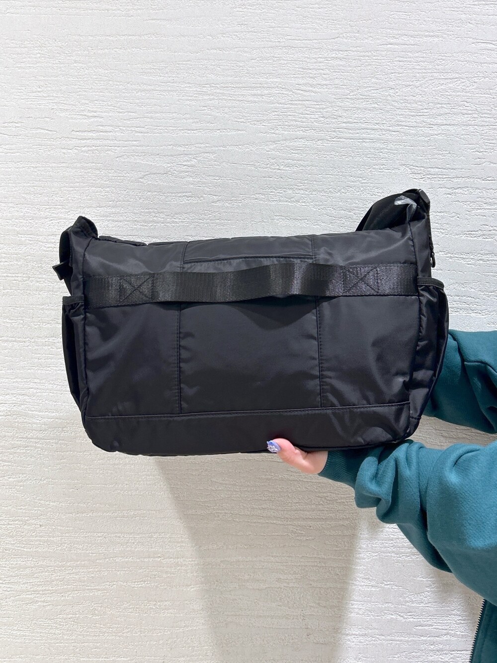 グリーン系のパーカー、その他のサロペット/オーバーオール、ブラック系のメッセンジャーバッグを着用したレディースの春コーディネートの9枚目の写真