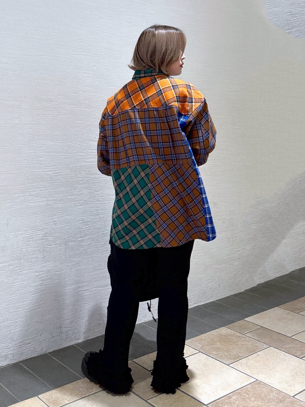 ブラウン系のシャツ/ブラウス、ブラック系のその他パンツ、ブラック系のブーツを着用したレディースの冬コーディネートの3枚目の写真