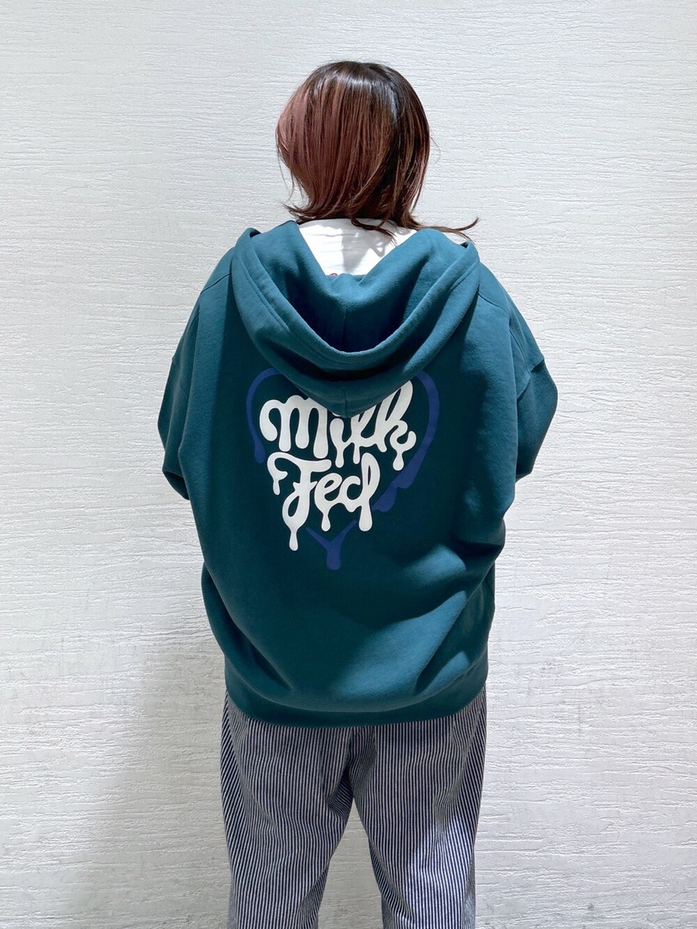 グリーン系のパーカー、その他のサロペット/オーバーオール、ブラック系のメッセンジャーバッグを着用したレディースの春コーディネートの6枚目の写真