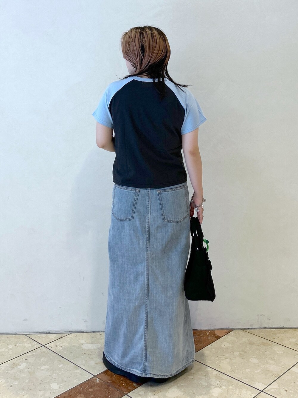 ブルー系のTシャツ/カットソー、ブラック系のショルダーバッグ、ブラック系のブーツを着用したレディースの夏コーディネートの4枚目の写真